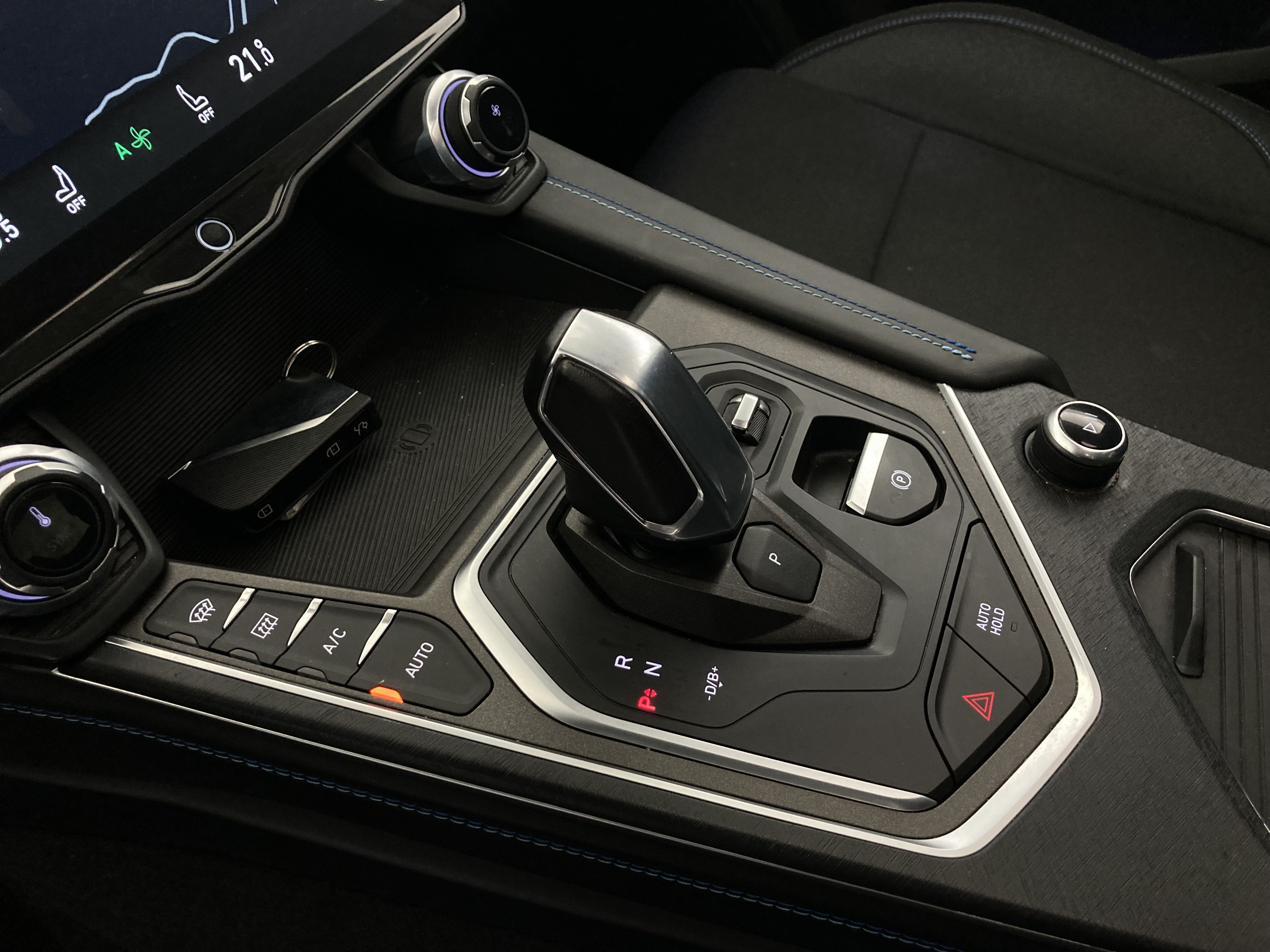 lynk&co 1 nv 1.5 PHEV 261 2022 black 12