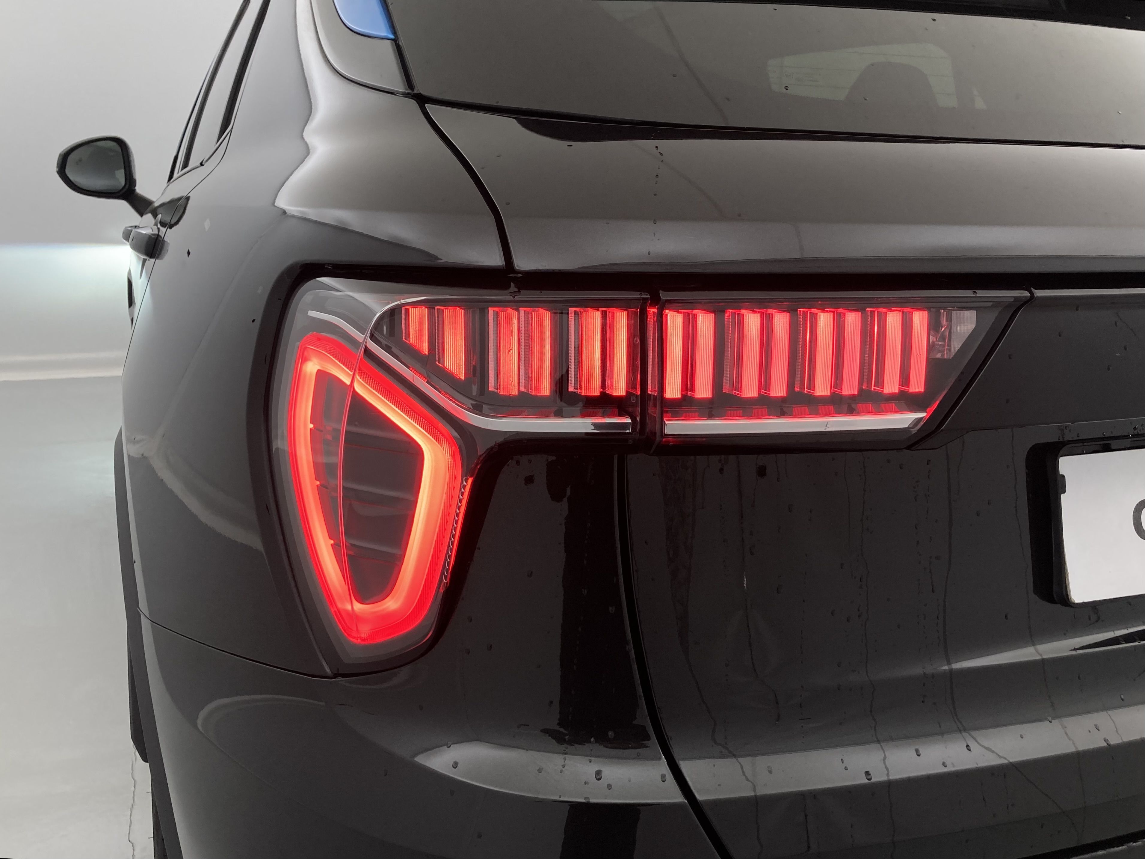 lynk&co 1 nv 1.5 PHEV 261 2022 black 15