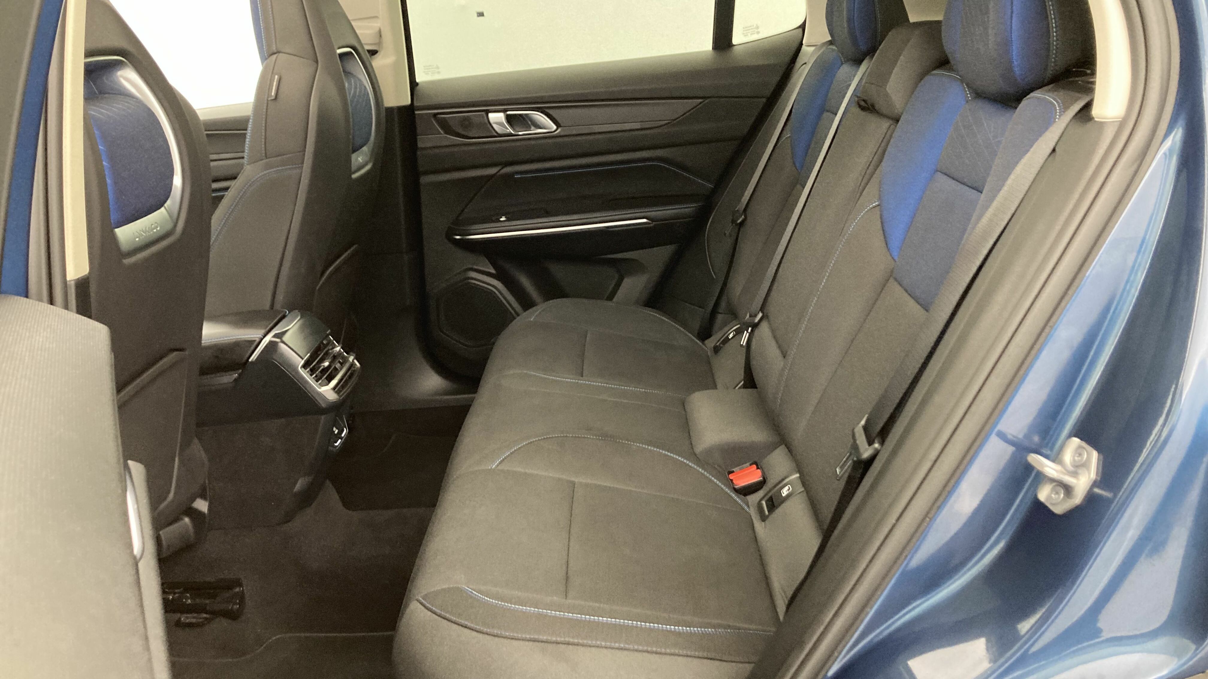 lynk&co 1 nv 1.5 PHEV 261 2022 blue 21
