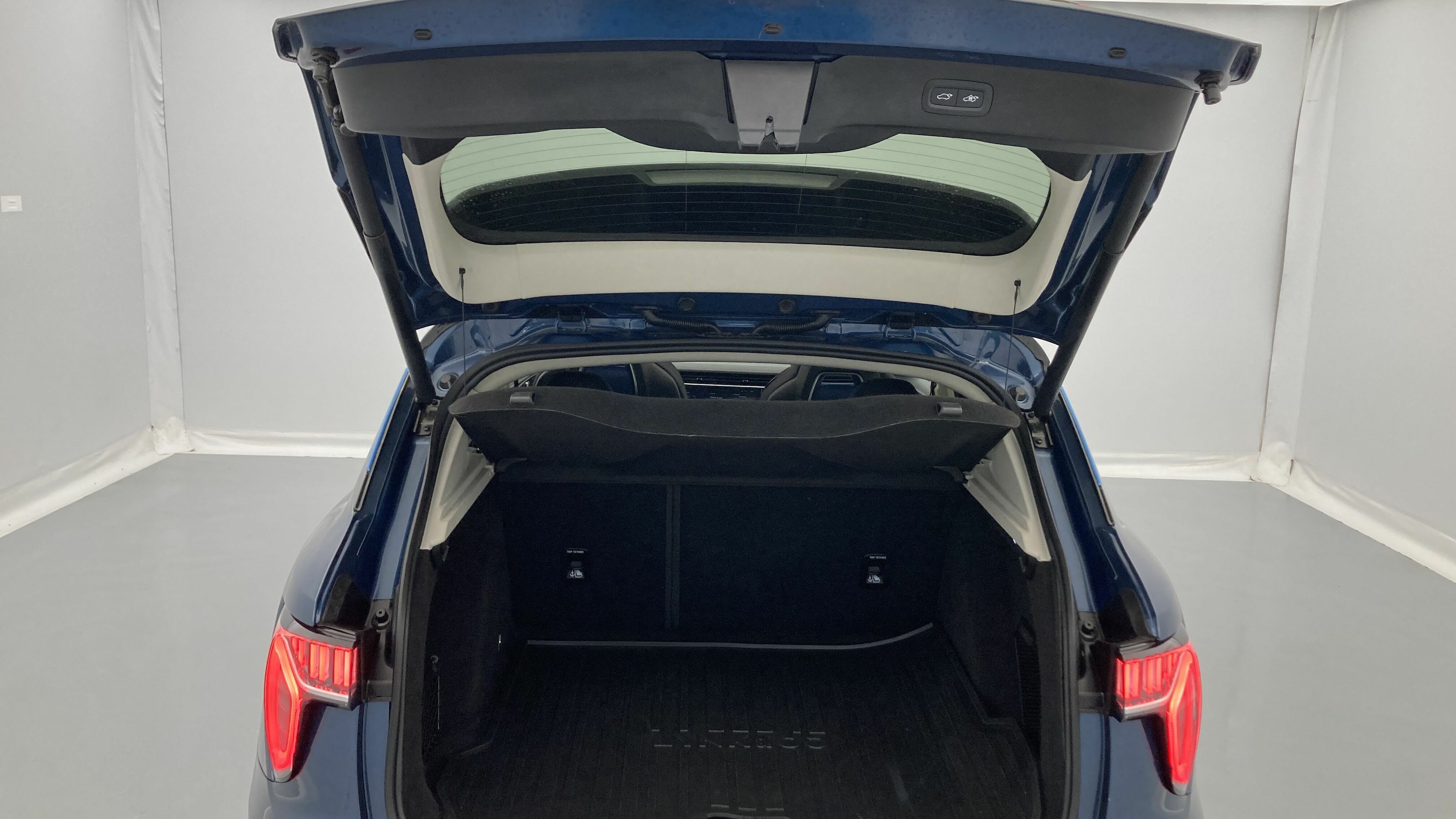 lynk&co 1 nv 1.5 PHEV 261 2022 blue 19