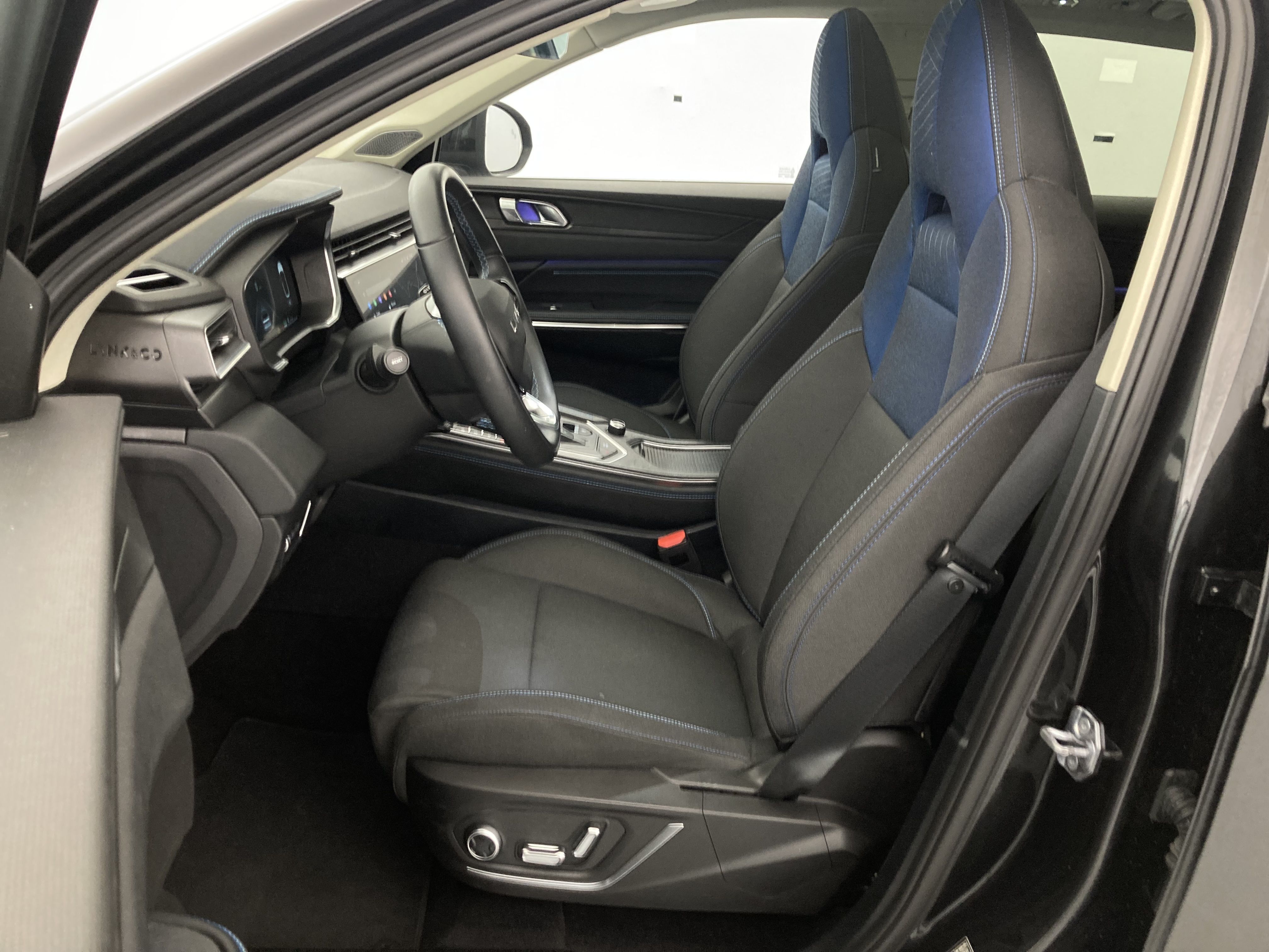 lynk&co 1 nv 1.5 PHEV 261 2022 black 17