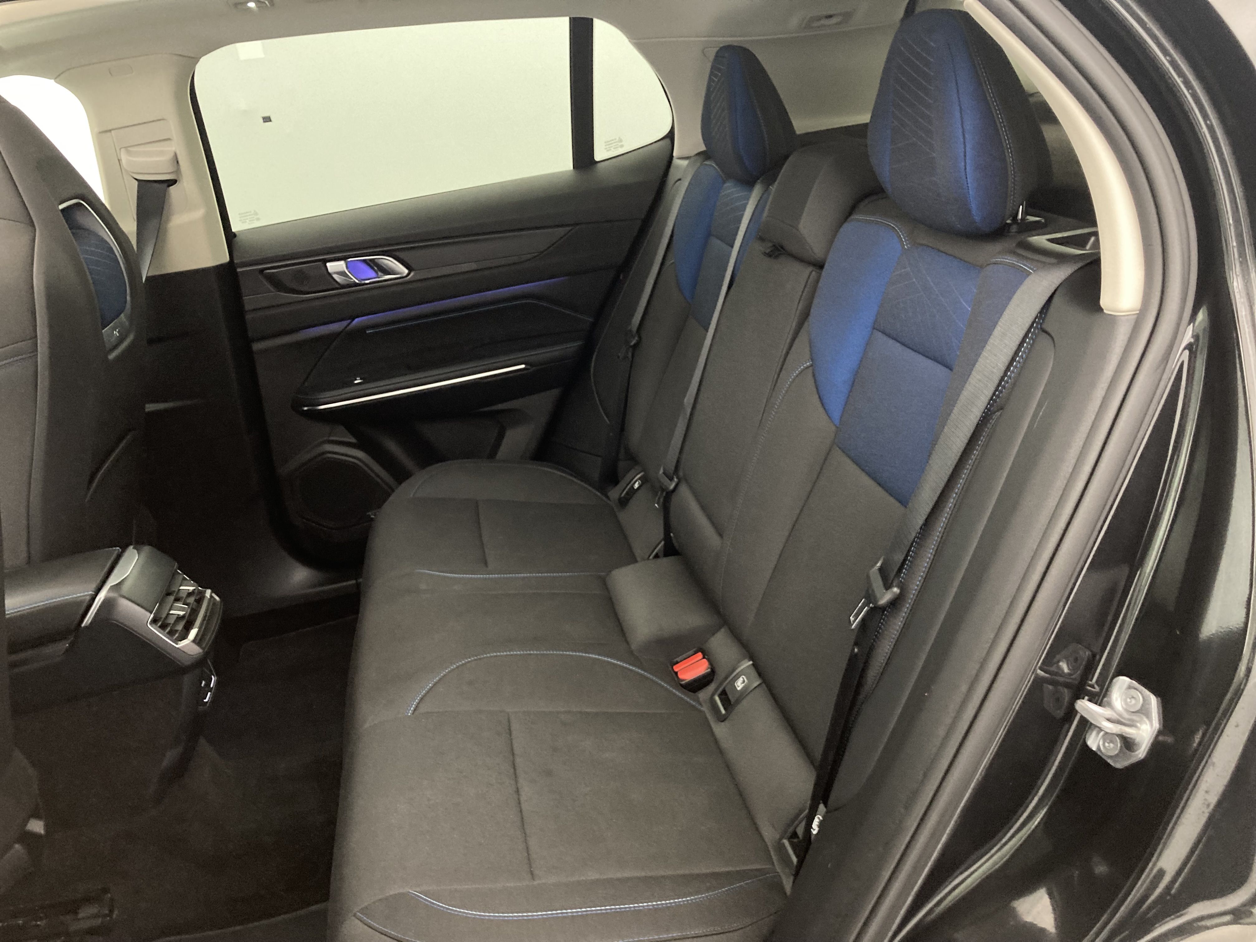 lynk&co 1 nv 1.5 PHEV 261 2022 black 21