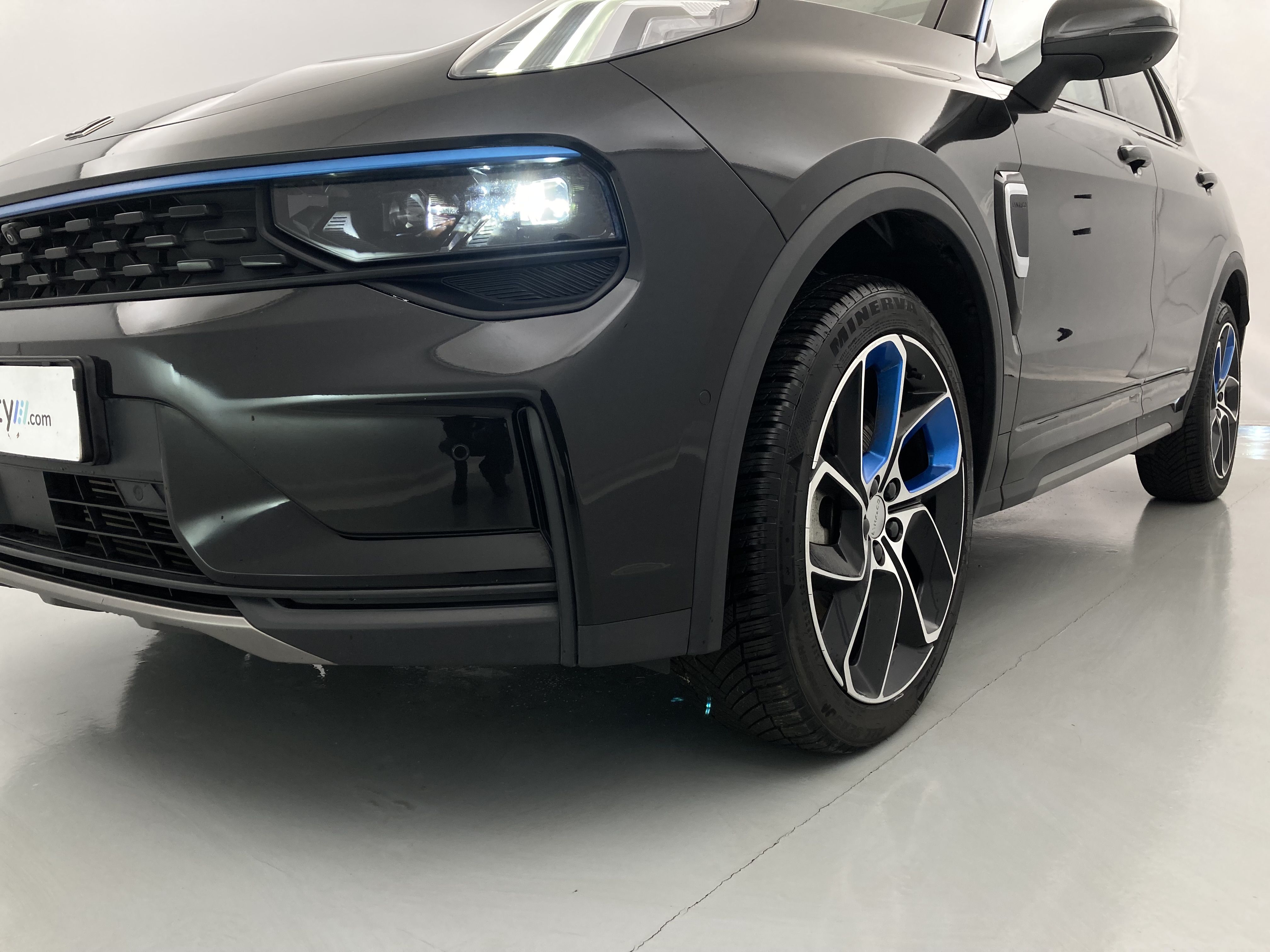 lynk&co 1 nv 1.5 PHEV 261 2022 black 27