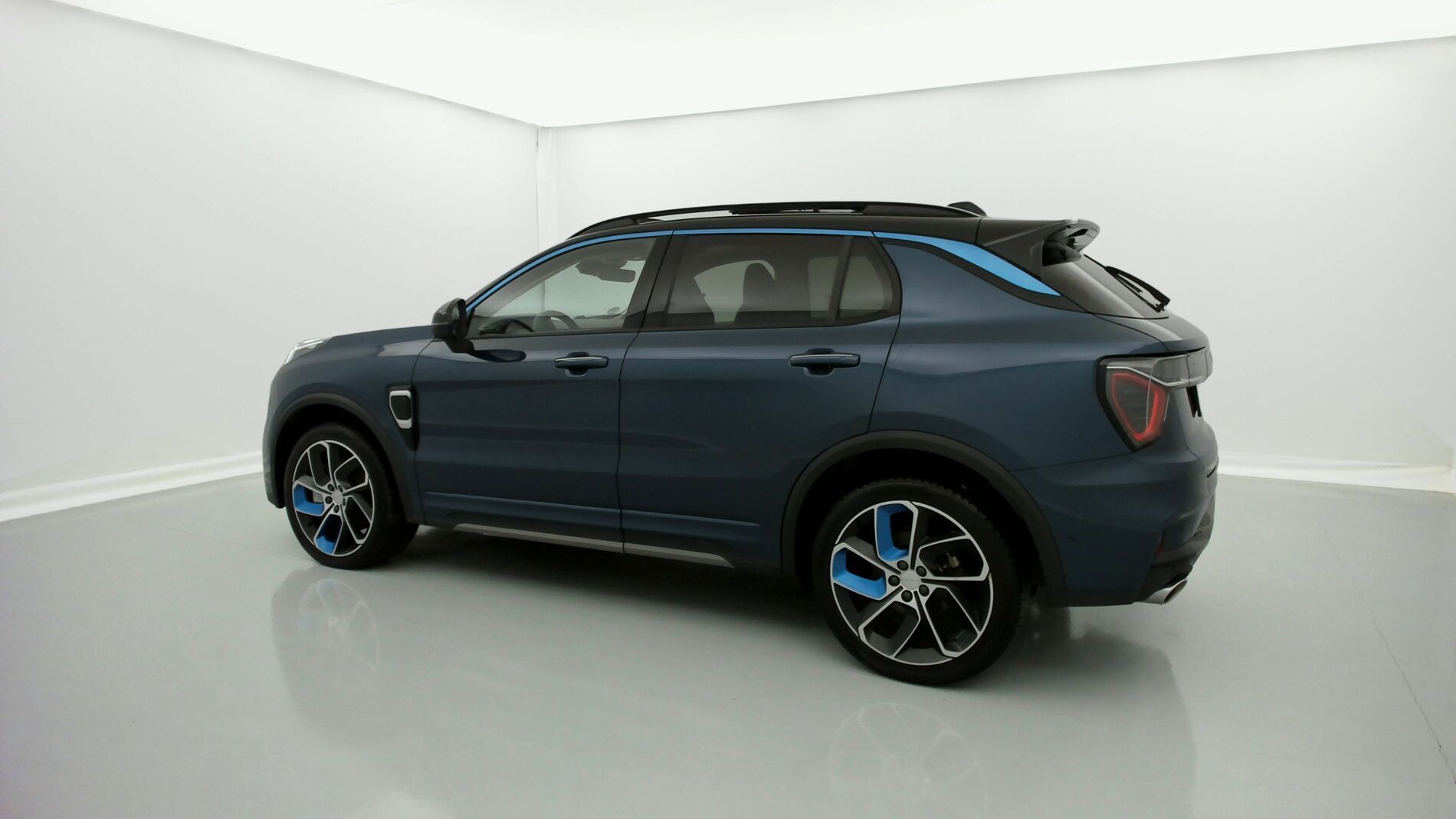 lynk&co 1 nv 1.5 PHEV 261 2022 blue 4