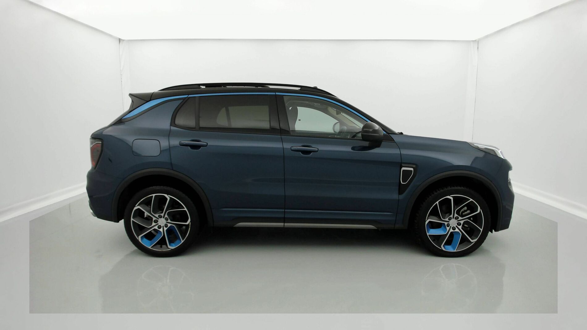 lynk&co 1 nv 1.5 PHEV 261 2022 blue 9